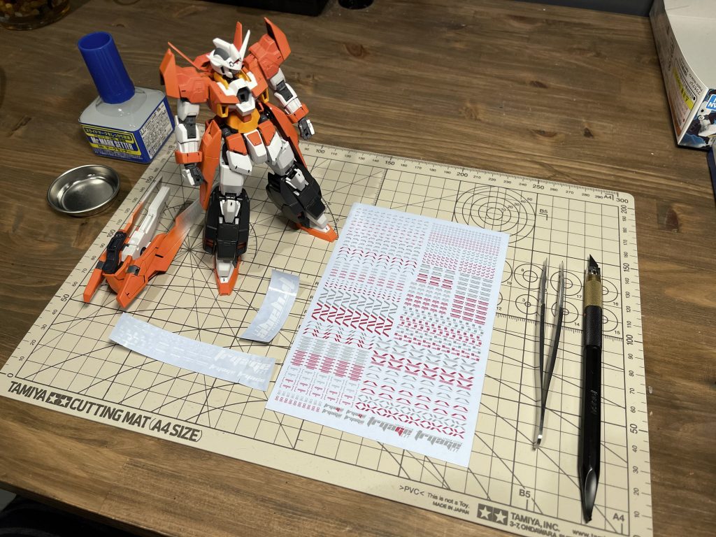 レーザープリンターやテプラで自作したデカールも使用しています