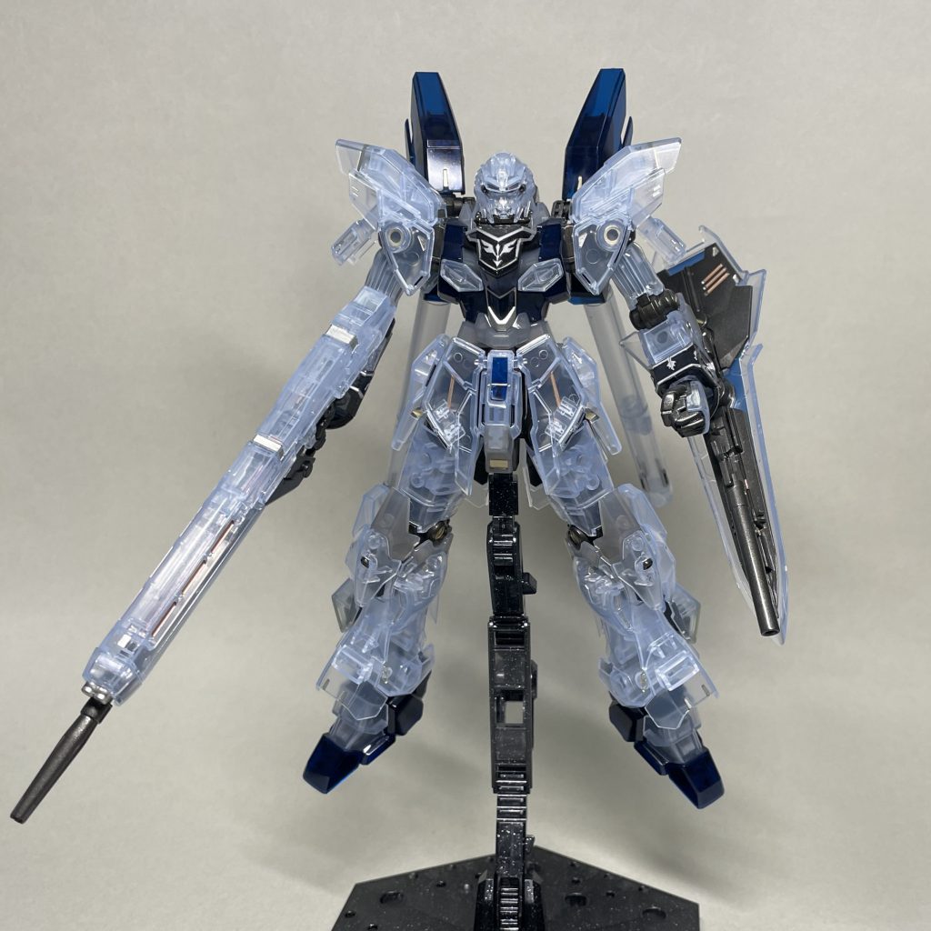 正面 関節部は成型色のままだと安っぽいので、黒鉄色で塗装。タミヤエナメルカラーのチタンシルバー、チタンゴールド、ダークコッパーで、各部のアクセント塗装をしました。 アーマー裏や内部パーツをアクセント塗装して、透明の装甲の内側が見えているような感じを狙いました。HGで、ほぼ無改造なので、そのような表現ができる箇所は、肩、腰アーマーなど限定的です。