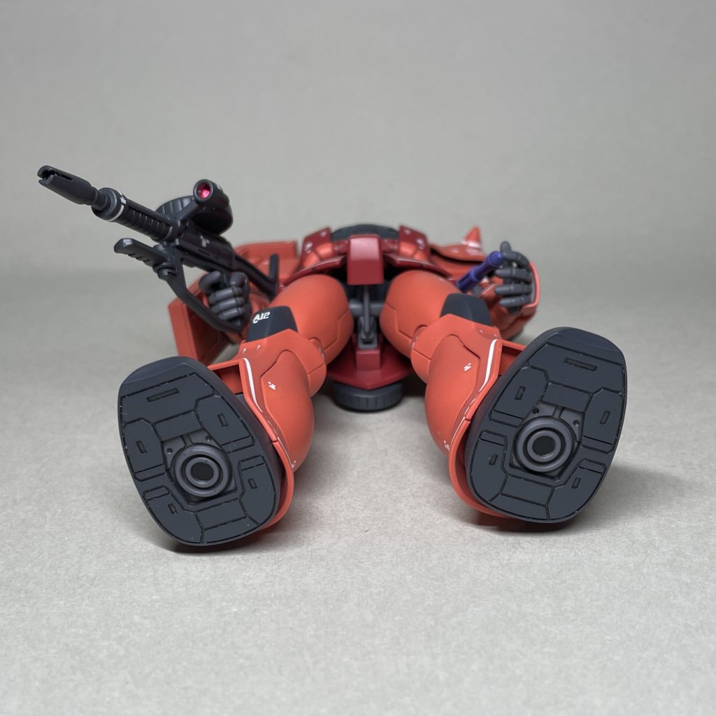 下から リバイブシャアザクは、RGよりもディティールが少ないので、正確にデカールの左右の位置を揃えようとすると目安がなくて位置決めが難しいです。今回は、とりあえず完成させるのが目的で製作したので、あまり気にせずに貼りました。 RG用デカールは、ほぼ問題なく指定の位置に貼ることができましたが、RGのデザインを考慮しているためか、HGUCのあっさりしたデザインではディティールやデカールが物足りない部分ができてしまいます。 とはいえ、はじめの構想通り、デカール貼りのトラブルもさほどなく完成させることができました。