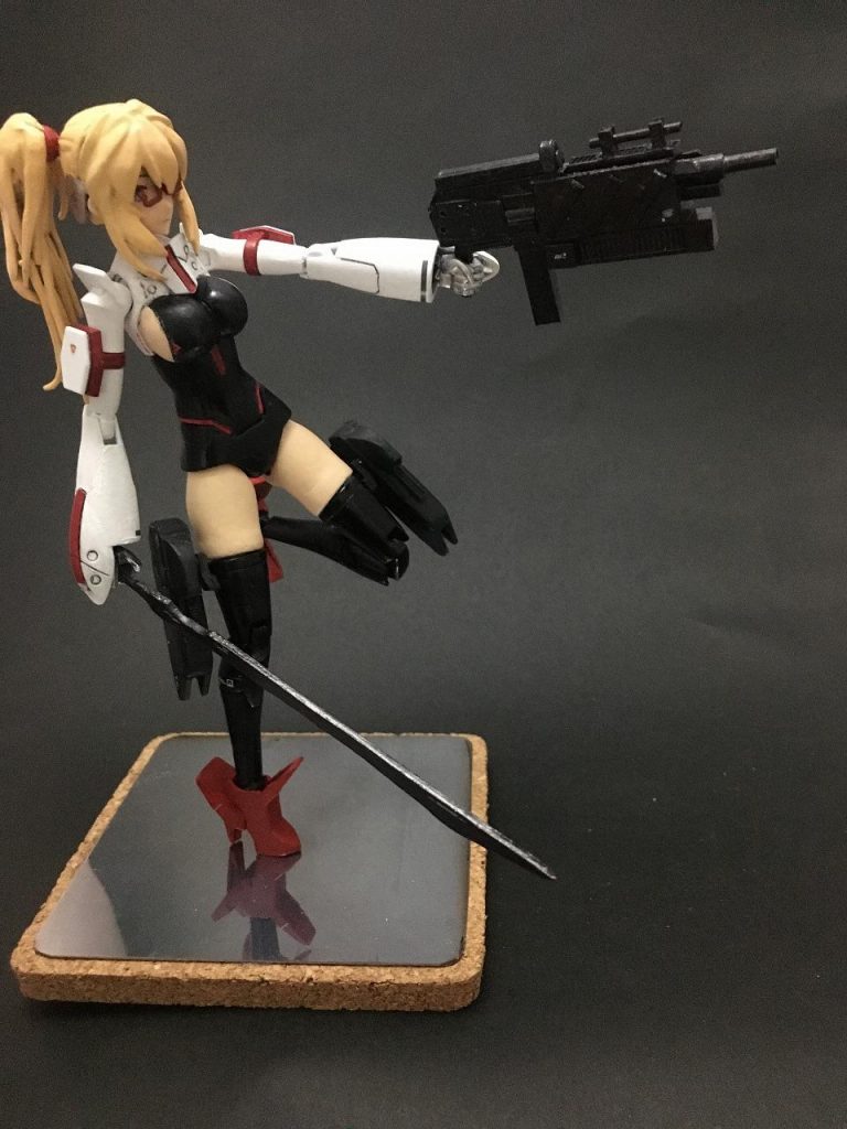 足裏に仕込んだマグネットで自立させていて、片足立ちも可能。前回のグフカスタムのノウハウが生きてます。