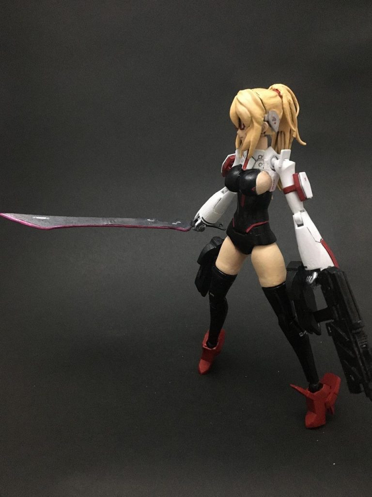 髪、胸、太ももをエポパテで成形、腰回りも多少削り込んでます。あと、武器も自作です。