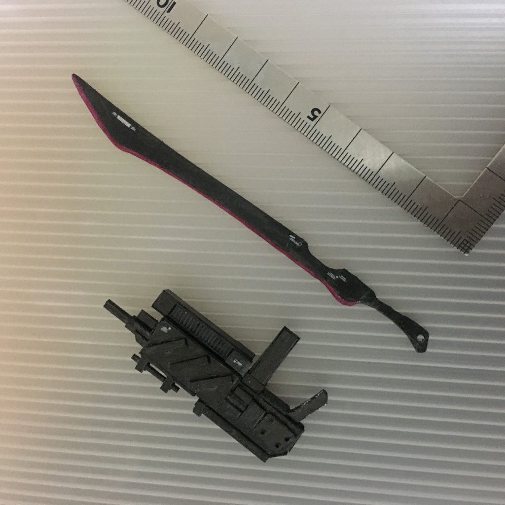 武器は比較的チャチャっとできました。もうすでに遊びすぎて塗装が剥げてきてます。個人的に人間よりもこういうのを作ってる方が楽しいです。