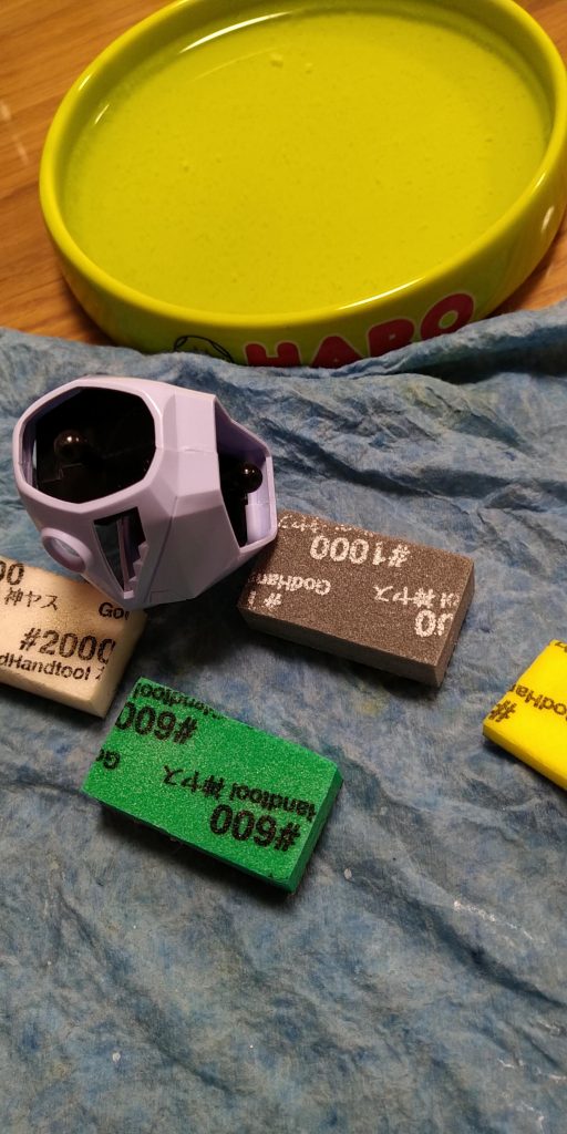 製作工程1で分割したパーツを横から入れて接着…する前の合わせ目消し工程中