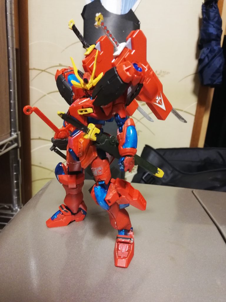 4段階目バックパックと刀を増やしました。刀めちゃくちゃ増やして最強みたいな感じにしたくてやりました。あと肩のパーツとアンテナ、関節をちゃっかり塗装してます。