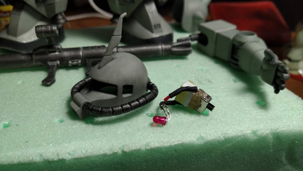 モノアイ発光ギミック配線を頭部の中だけで完結3mmLEDと腕時計用電池を使用