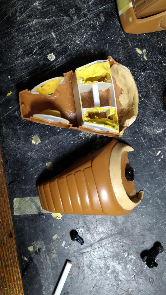 手足の接続部がばらばらにならないようにプラ棒パテで補強