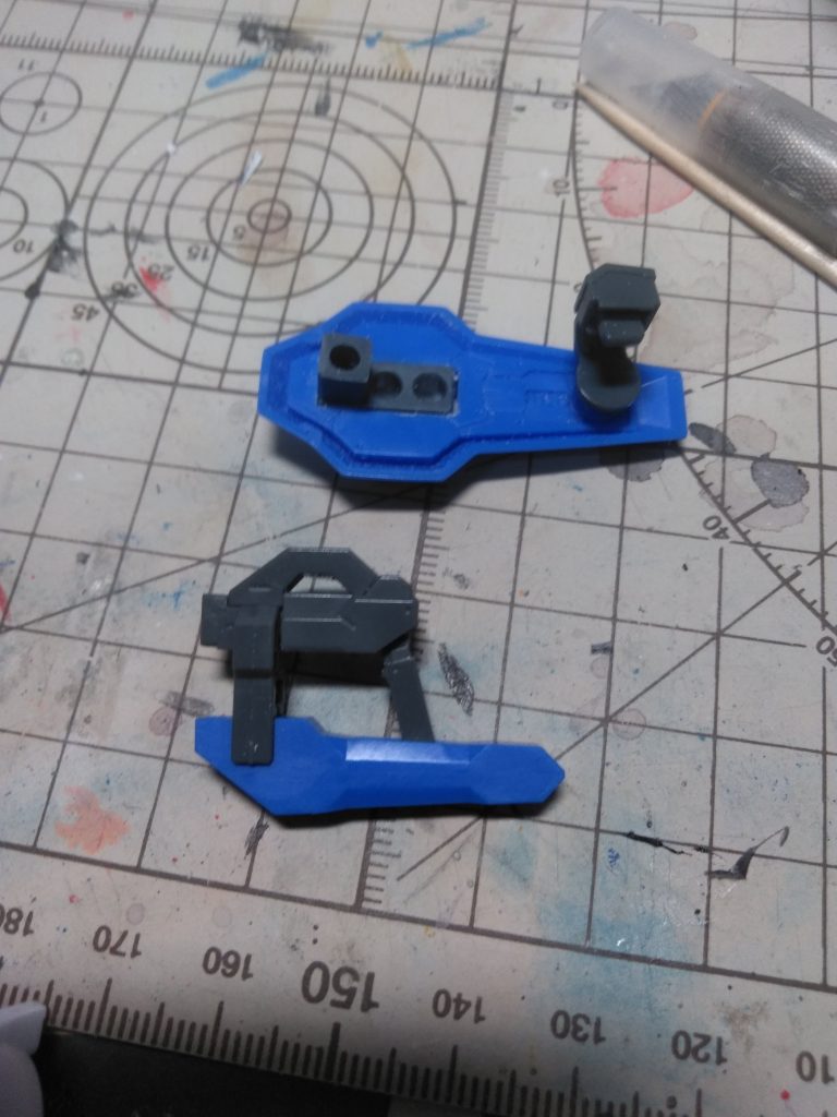 GNソード全部3ミリ穴にしてスペーサーの抜き差しで収納展開を可能に。ヒンジでも作れればカッコ良かったのですが、自分の技術の範囲内で作成。HGADが出るなら収納も再現されてるといいなぁ