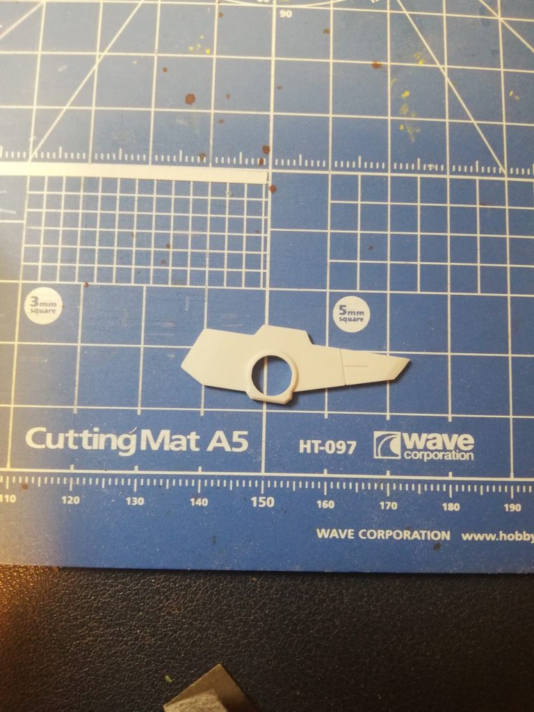 延長し、尖らせてます!いつもはプラバンにたっぷりタミヤセメント(プラを溶かす接着剤)を流し込んでたっぷり感想させて延長してますが今回はガイアの瞬間カラーパテで接着してます切削性は悪いですがカラーパテの方が強度が高く成型してるときにポロリしにくい感じです