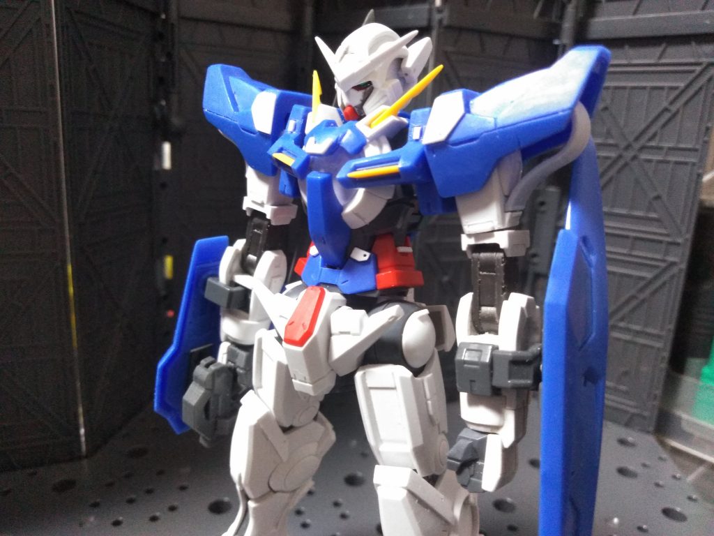 MGとかRGを参考に各部のディテール追加。股関節の白い円形パーツに細いプラ棒を付けたのが大正解。着脱に便利な他、デカール貼りの時に上下を判別する重要な役割を果たしてくれました…