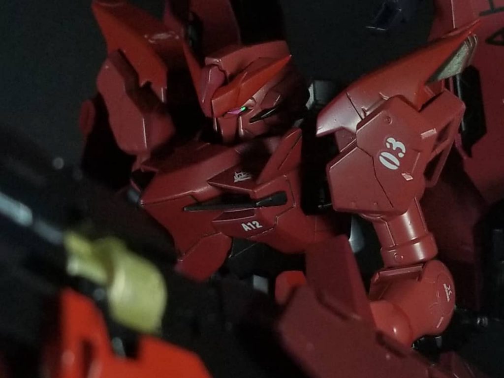 バストアップショットです。シャア機特有のピンクと暗い赤で配色しています。目はダイソーのラピーテープを使用しているので、角度によってはピンク⇄緑に変わります。