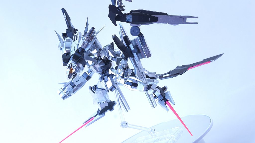 全身武器満載。上記の2体のミキシングというしばりルールですが、オプションキットを使っていい事になってるので、今回はプトレマイオスアームズを使用してます。