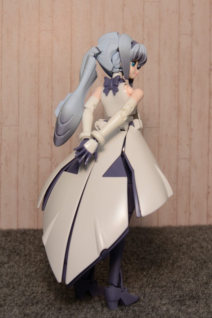 後ろから1枚。トップコートはOKだったので、スカート(というか白いパーツ)には、アクリジョンの光沢クリアを吹いてます