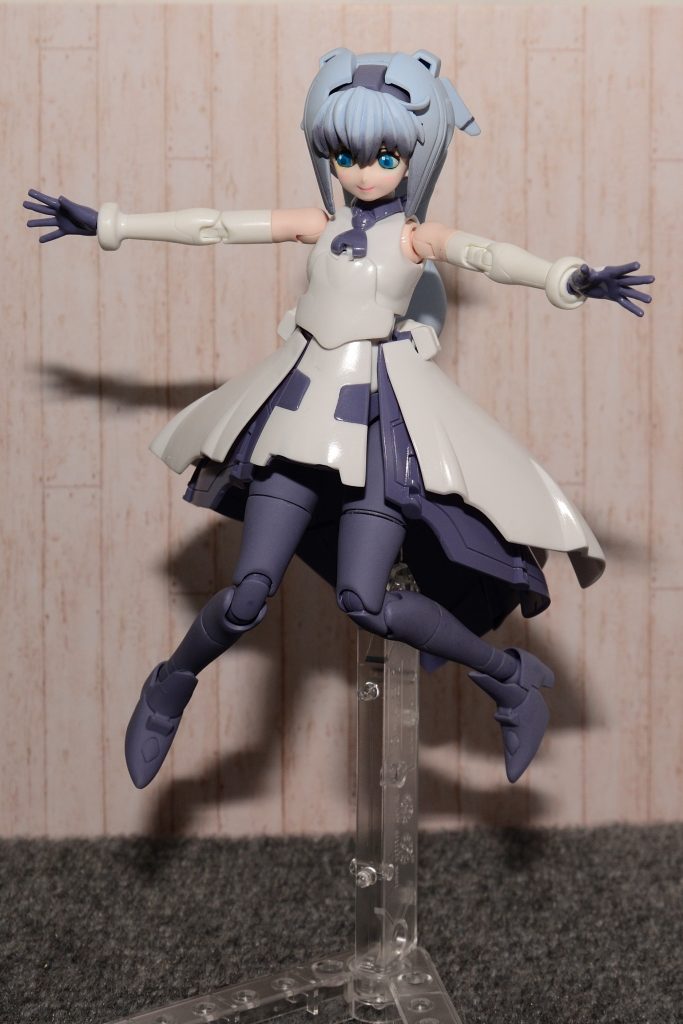 キット付属のアクションベース。スカートが二重構造なのですが、インナー相当のパープルのパーツには手をいれてません。見えないし(笑)