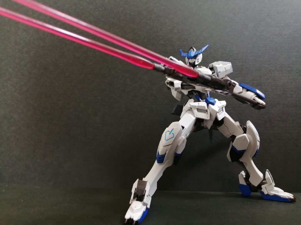 おそらくビーム無効の設定のせいでビルド系アニメに出られない鉄血機体フレームに装甲を付けるタイプだからキットは作りやすそうなのに