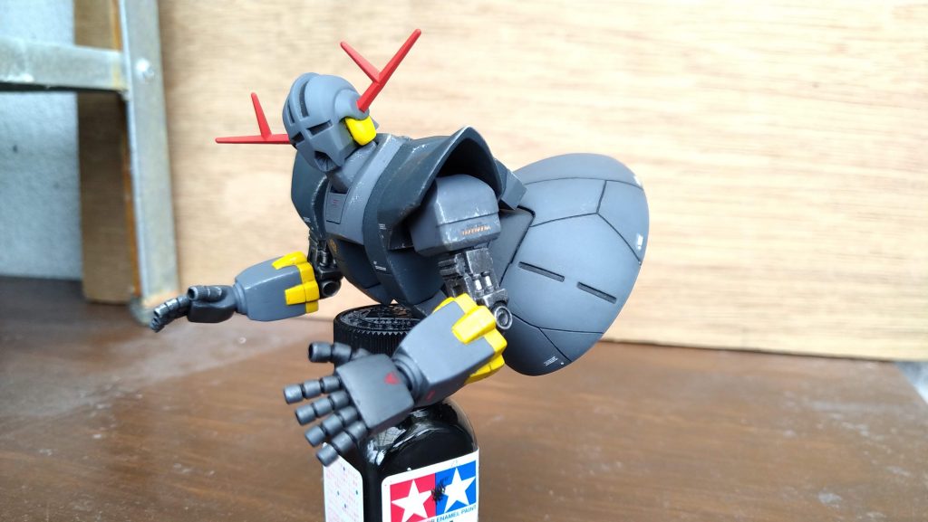 首と胴体に関節を仕込んで、ジオング巡行形態を再現可能です。