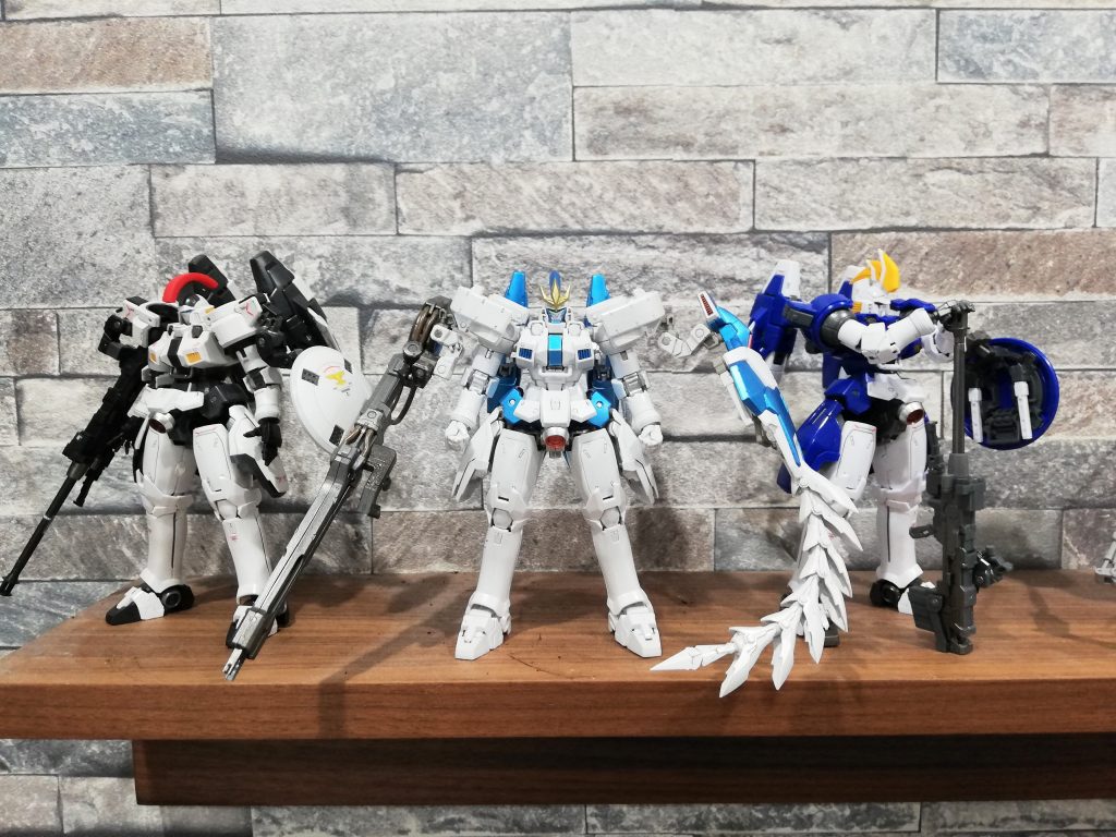 3兄弟。今回3体それぞれ違う表現にしたかったのでトールギス→パールからのつや消し トールギスII→成形色のグロストールギスⅢ→パールからの光沢と変えてます。それぞれの良さがあるなぁちなみに好きなのは元祖トールギス😆