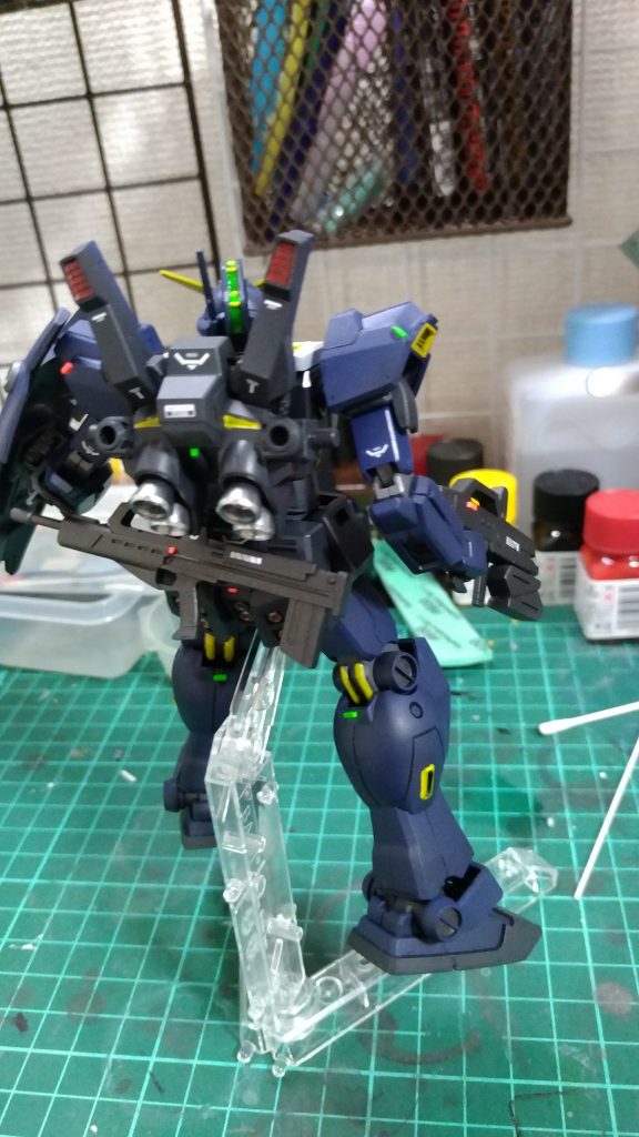 背面追加パーツや改修用にハードポイントを追加しました‼️ジムライフルは磁石でついていて、ビームライフルも着けることもできます。