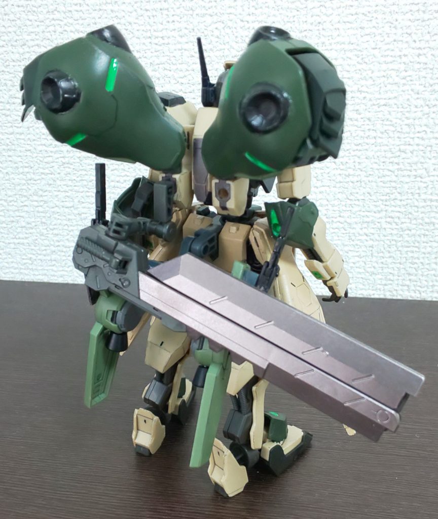 バック。盛りました。デモリッションナイフ、スラスター、ハンドガンとゴチャゴチャしてます。重いです。