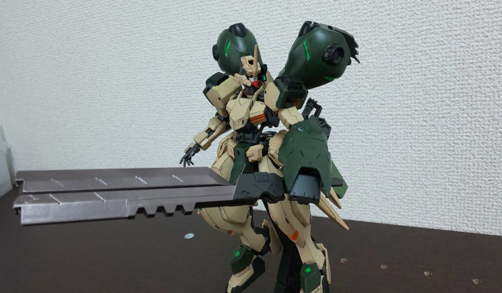 武器を見ていきます。まずはデモリッションナイフです。ガンダムマーカーのヘビーガンメタリックで塗装しました。重厚感があって素敵です。