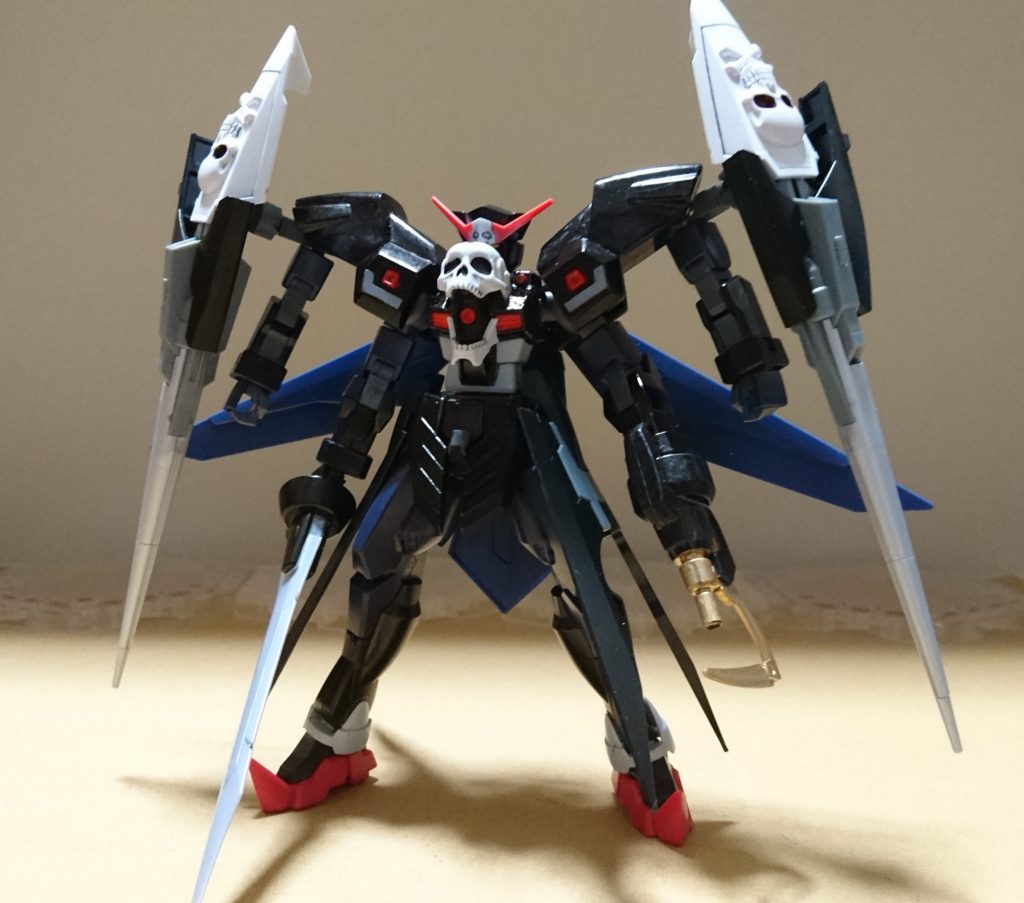 武装と副腕を装着、胴部フェイスを展開してネオ・スカルフェイスモードに。副腕はジャックエッジ、肩部武装はスカルウェポンとダークハウンドの武器で制作。