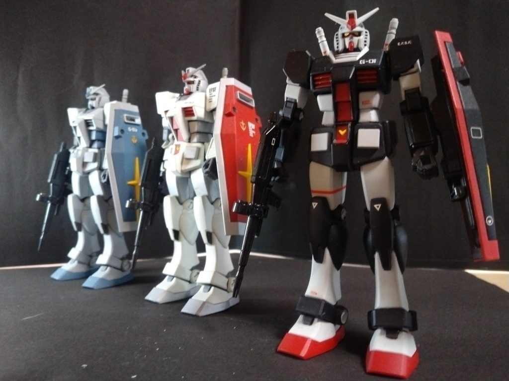 ビームライフルは微妙に３機とも色を変えています。