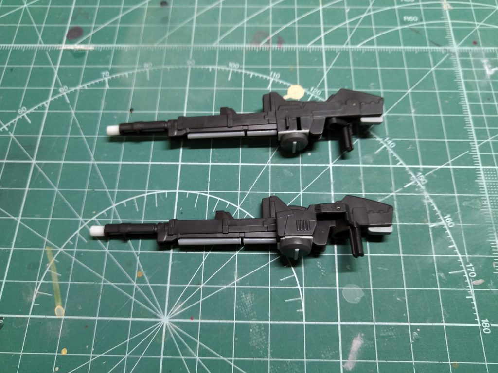 SDガンダムはパーツ数が少なく組みやすいですが、その分肉抜き穴が多いです。バスターライフルはプラ板とプラ棒、ジャンクパーツで穴を塞ぎ、銃身は少し延長しています。本来はビームサーベルもあったはずですがどこかへやってしまったようです。