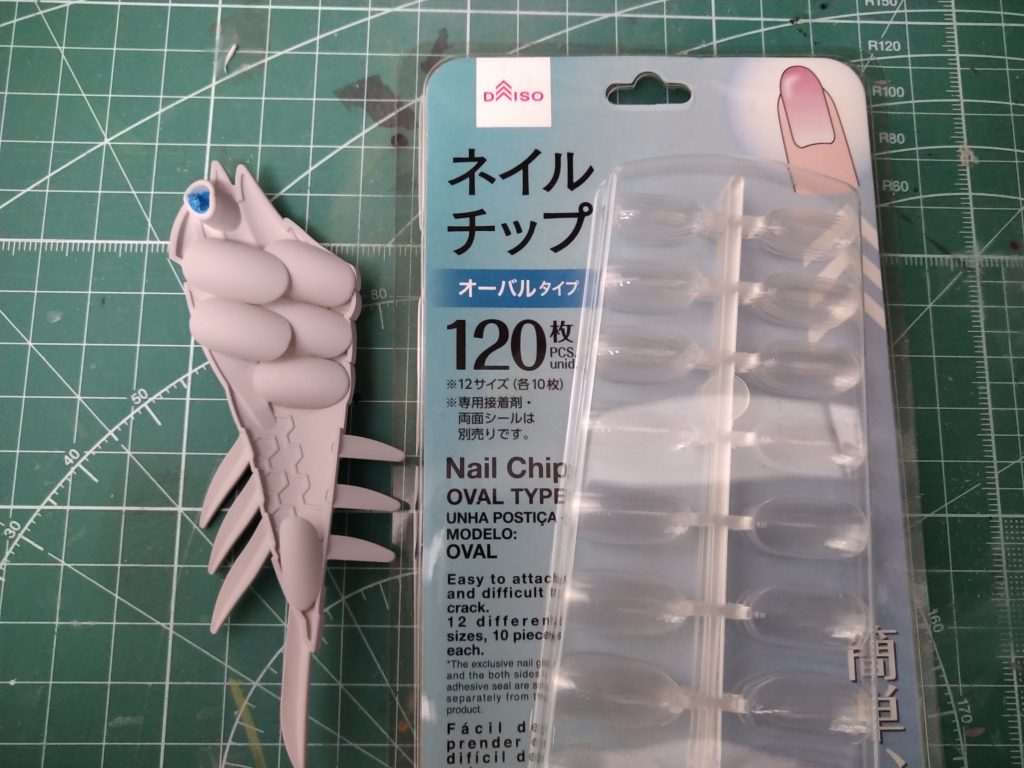 翼の裏側がどうもスカスカで気になるため、今回ダイソーのネイルチップで加工しました。実は妻が使っていたのを見て、こいつは使えるかもと翌日買ってきました。