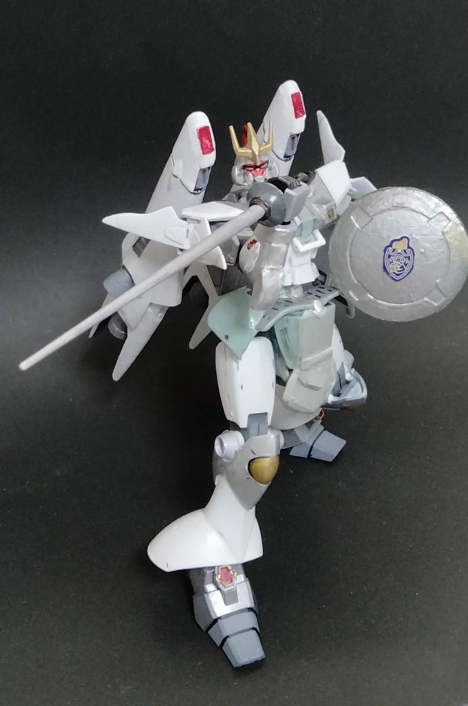 盾のシールは、昔大阪で開催されたヴェネツィア展で売られてたマスキングシールのものです。