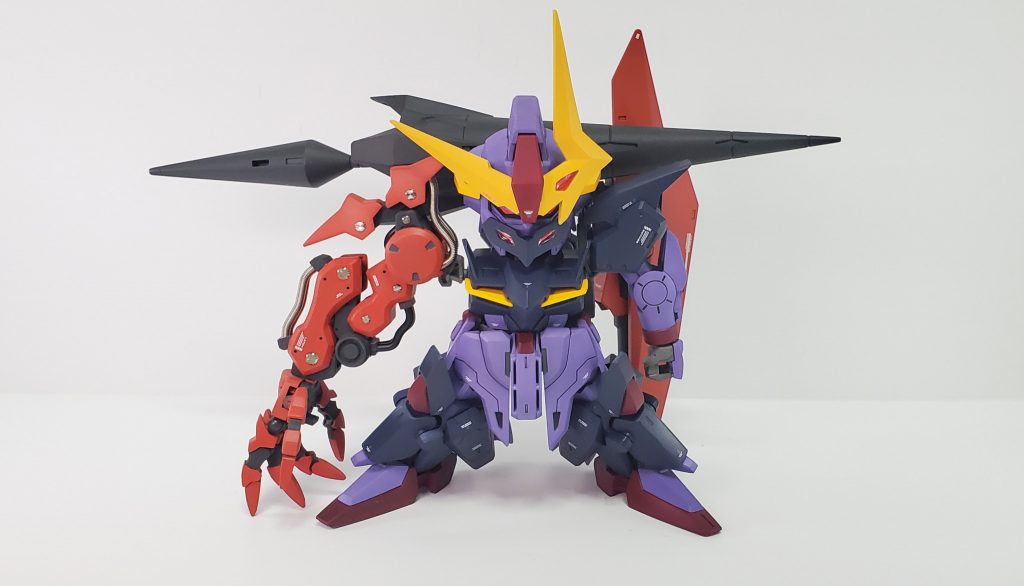 正面から。ゼルトザームとはドイツ語で「奇妙」という意味との事で、由来通り奇妙に見える様に全身はシンプルに仕上げ、右手をメタルパーツなどでしっかり強調する様に完成を目指しました。