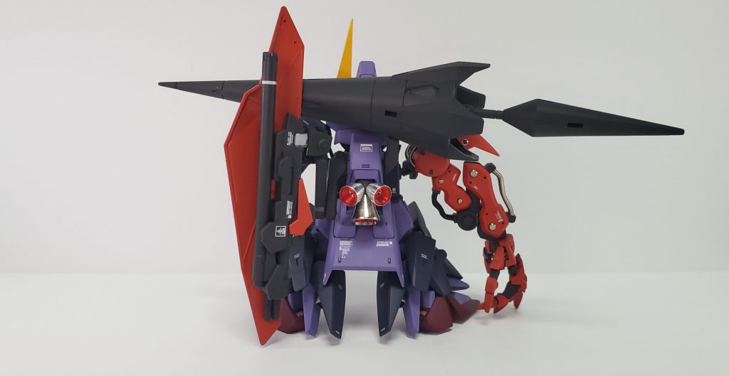 後ろから。今回はメタルパーツを多用したいと思っていたので、バーニアはメタルパーツに変更してます。