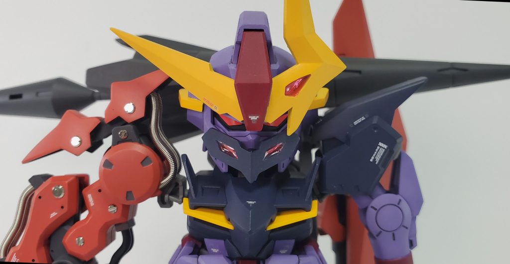 顔アップ。5つ目をどうするか迷ったのですが、マスクとアンテナの目はラピーテープの上にレジンを流し込みました。理想は凸になる予定だったけど凹になってしまい上手く行かず…しかしこれはこれで怪しい光り方になって結果オーライでした!