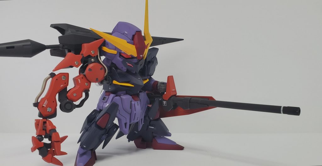 シールドバインダー。こちらもしっかりと構えるように出来ます。バインダーの接続部がそのままでは短い腕と干渉してしまうので、接続部をポリキャップで90度曲げられるようにして、干渉を回避しました。