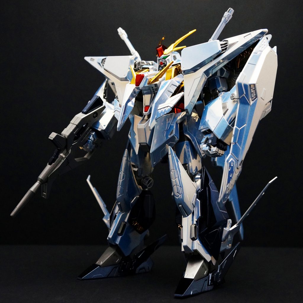 外装はホワイトメッキを中心に、ゴールドメッキ、レッドメッキ、ブラックメッキを施しています。