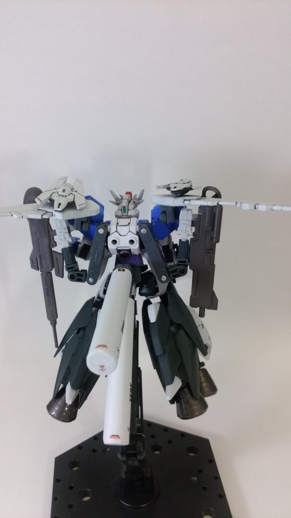 バックパックは2段になっておりまして、ブースターユニットを外すとこのようになっております。機体とブースターの間に、武器を保持するサブアームを仕込んでみました。