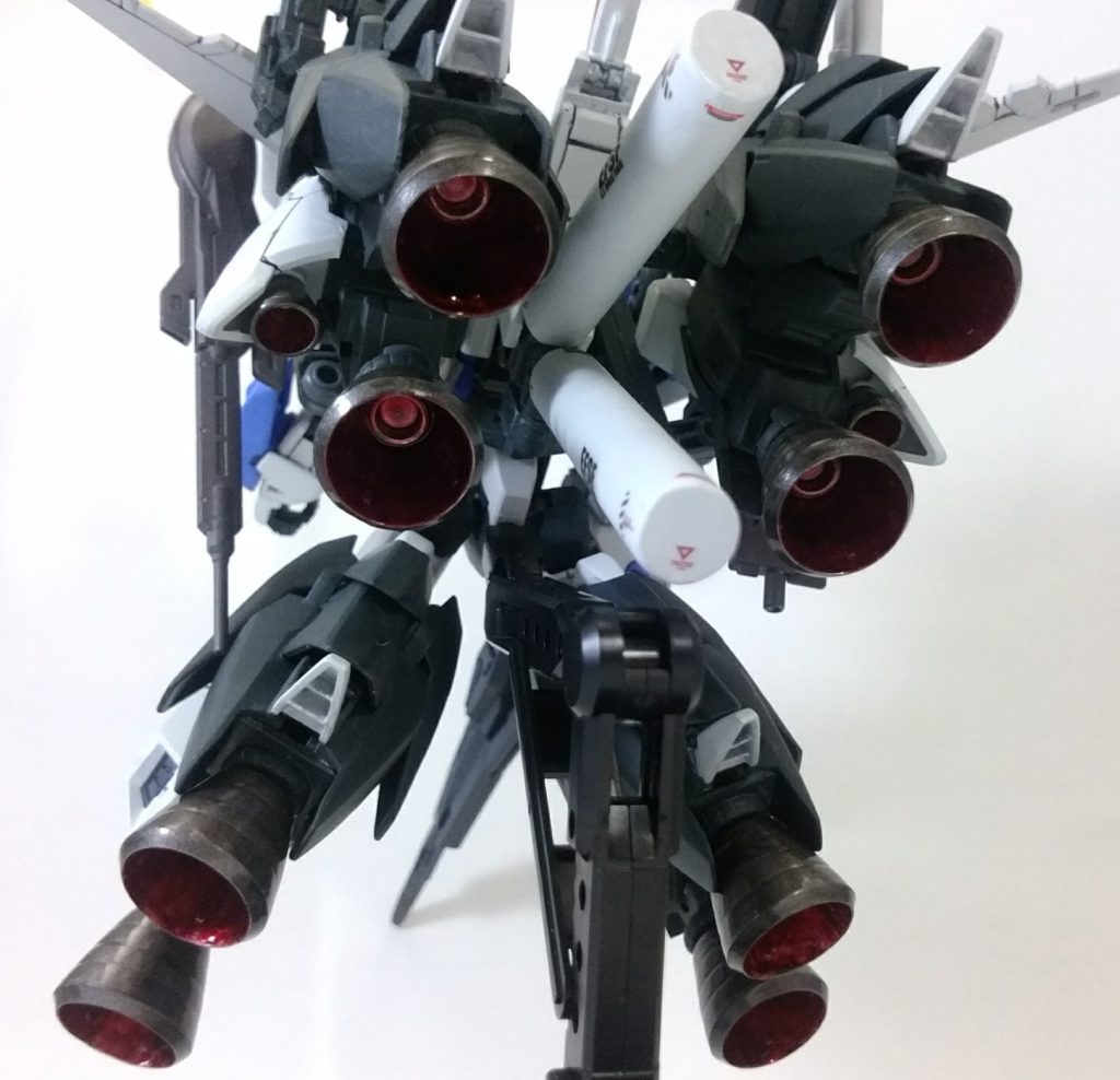 下から見るとバーニアがいっぱいです。サタンアーマーにも付いてるので全部で10個ありますね。リアスカートの代わりにプロペラントタンクを接続しています。プロペラントタンクぽいパーツは持っていなかったので、ボールペンをカットして作成してみました。
