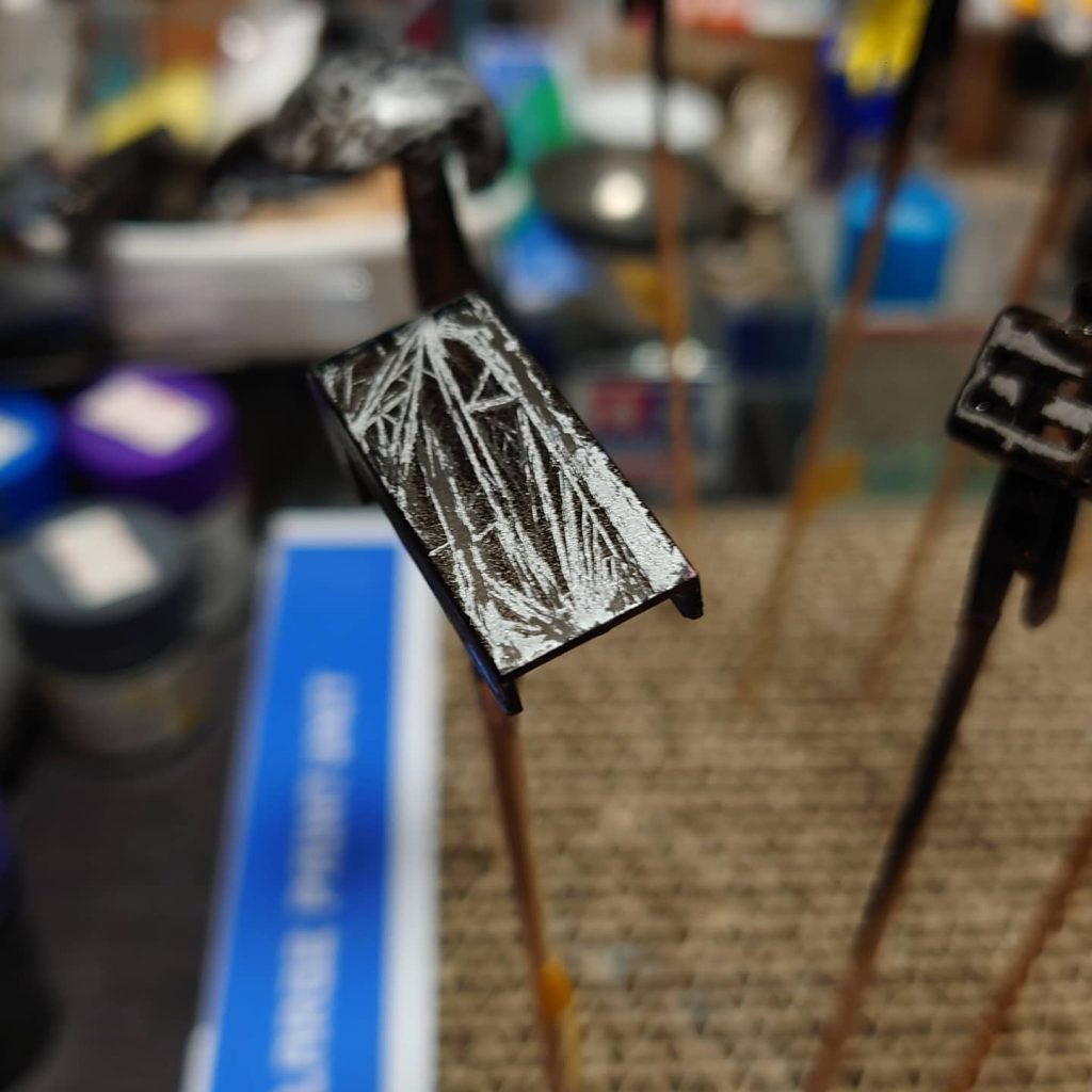 結晶化がとまったら黒を薄く塗装してスポンジで軽く水洗いをしました