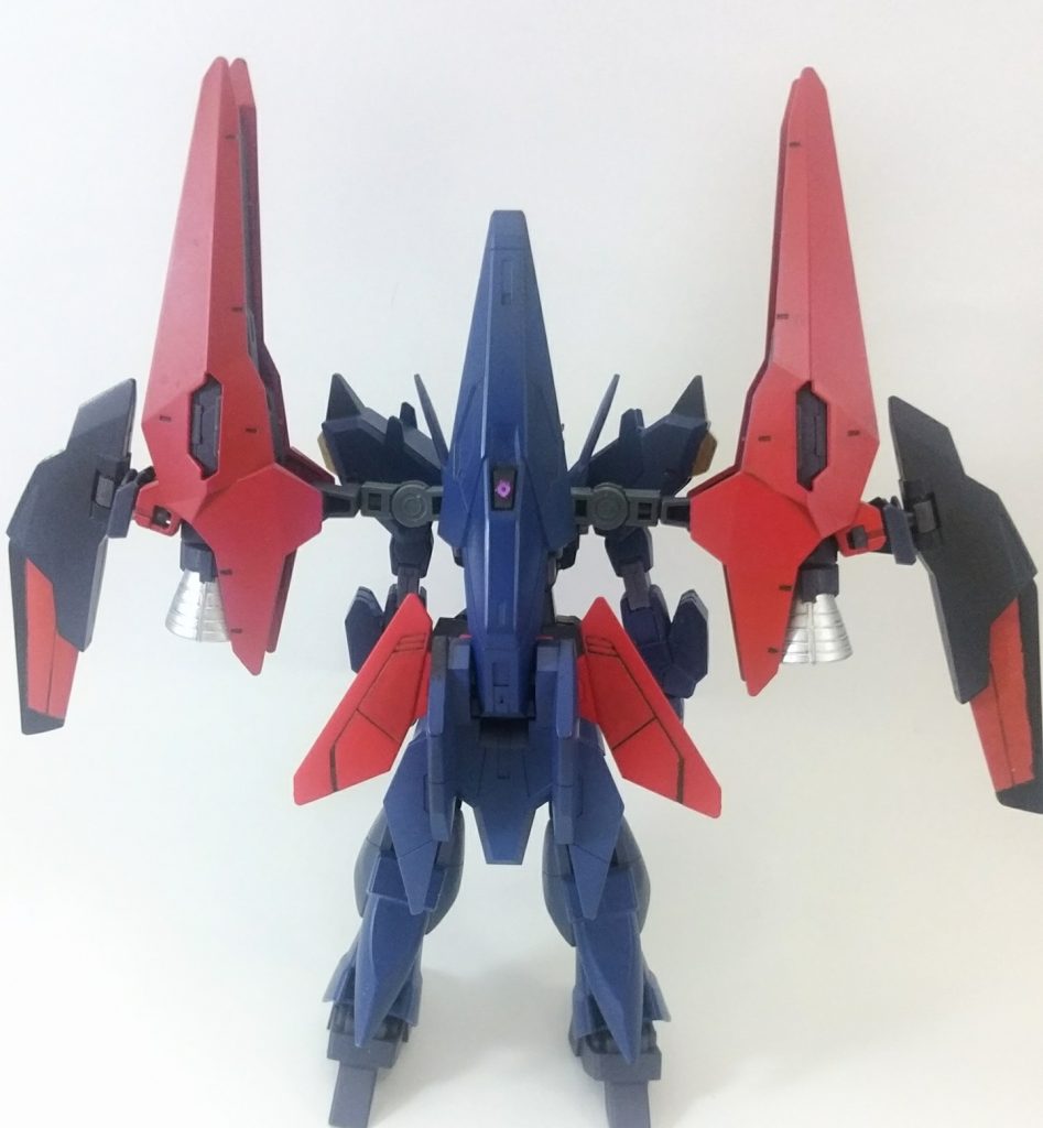 コアガンダム系キットに付いていたバックパックを3つ重ねてつけることでコアディフェンサーを背中に接続できるようにしています。コアディフェンサーにはエルドラ―ブルートのシールを貼ってヒトツメ仕様にしています。ウィングバインダーはテルティウムアームズのブースター+ライトニングバックウェポンのウイングです。