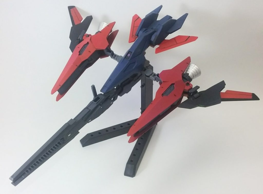 バックパックと武器を合体させた支援機形態なんか細いです!