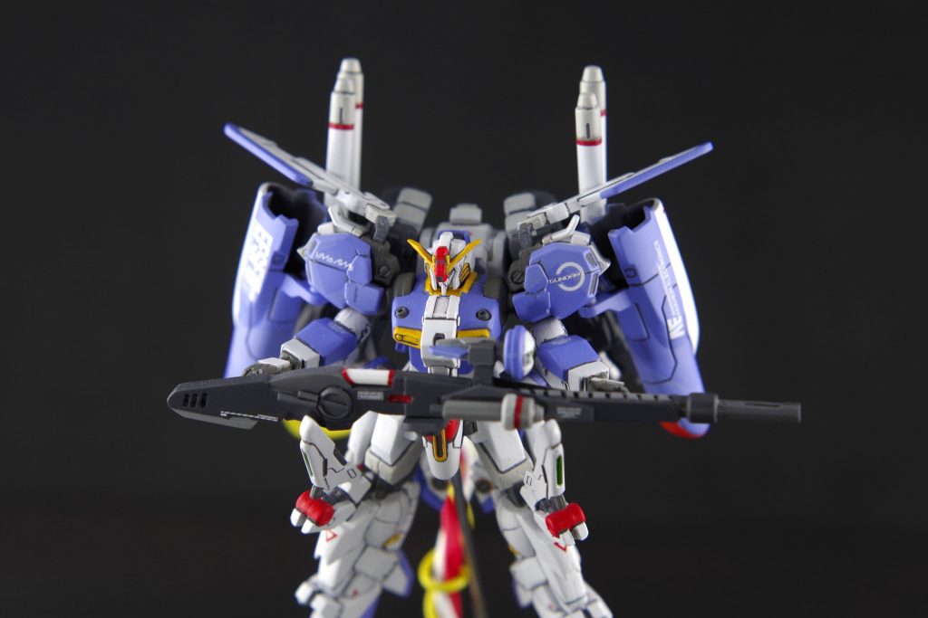 左肩のマーキングはハイキューパーツ様のサークルデカールを切り出し、そしてガンダムデカールのGUNDAMと書いてある部分から切り出したものと重ねてそれっぽい感じに仕上げました。