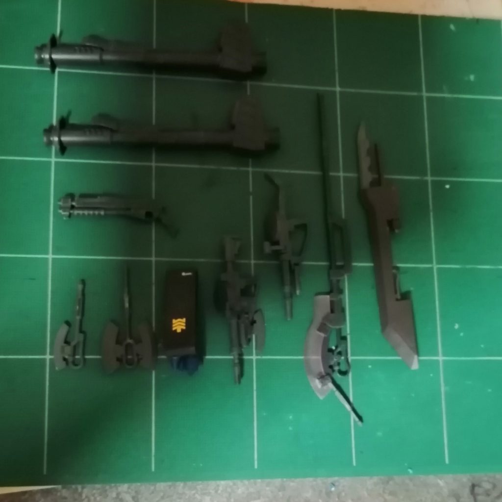 撮影時にライトを着けるのを忘れていました上からバズーカ×2ショットガンヒートホーク×2ザクマシンガン×2ビームホークヒートソードシールドナックルちょっと多いような気もしますがやっぱり少ないような