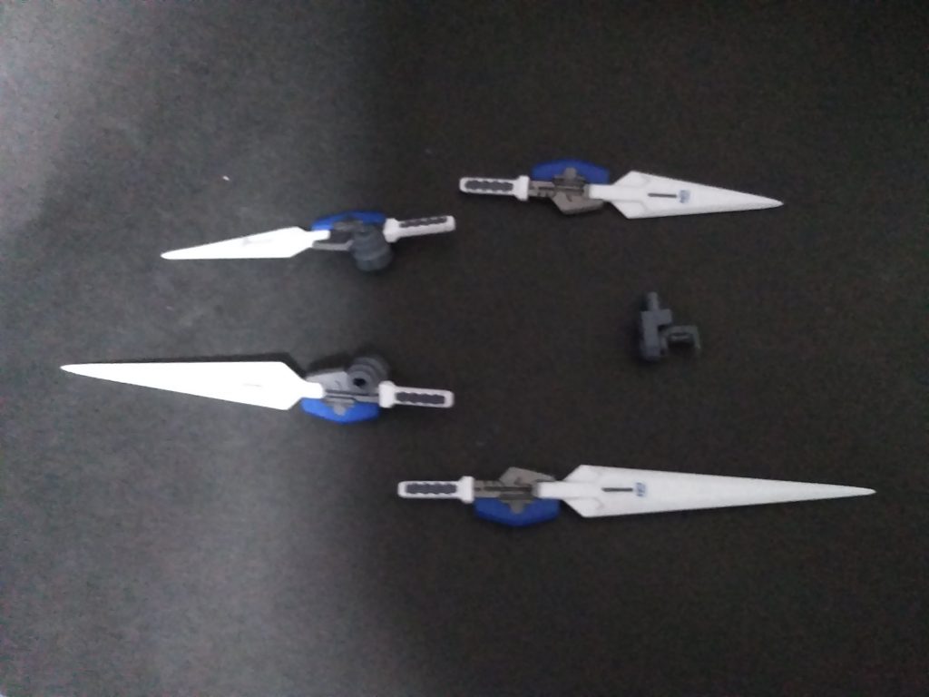 GNブレイドもリペア2の余剰を活用。マウント部に接着してあるので、塗装ハゲやポロポロ落ちる事とは無縁です。真ん中右のパーツはメイン写真用のシールドマウント。肘関節に噛ませて使用します。やすりで調整しただけですが、ポーズの再現性を大きく向上させています。