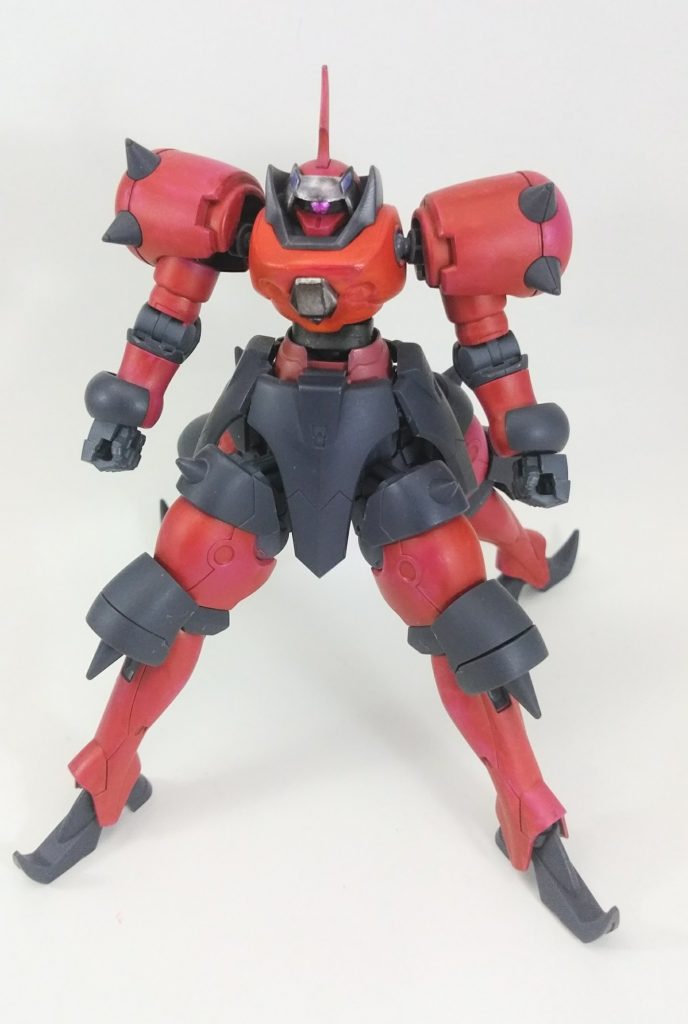本体はモノアイにHアイズを使ってみました。ボディの赤色はガンダムマーカーのシャアレッドです。夜中のテンションで直塗りしてしまいました。つや消しを吹いたところ、胸部の赤色だけ若干明るく発色してしまいました。どうやらガンダムマーカーの中でも赤系の色は特に変色しやすいようですね。勉強になりました。途中で腰を折ってしまったので真鍮線で繋いでみました。