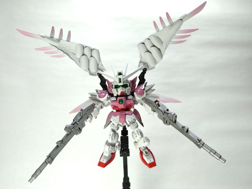 翼を上に大きく開くとさらにボリュームアップ。こいつは本当に自立させにくい、スタンド必須です。