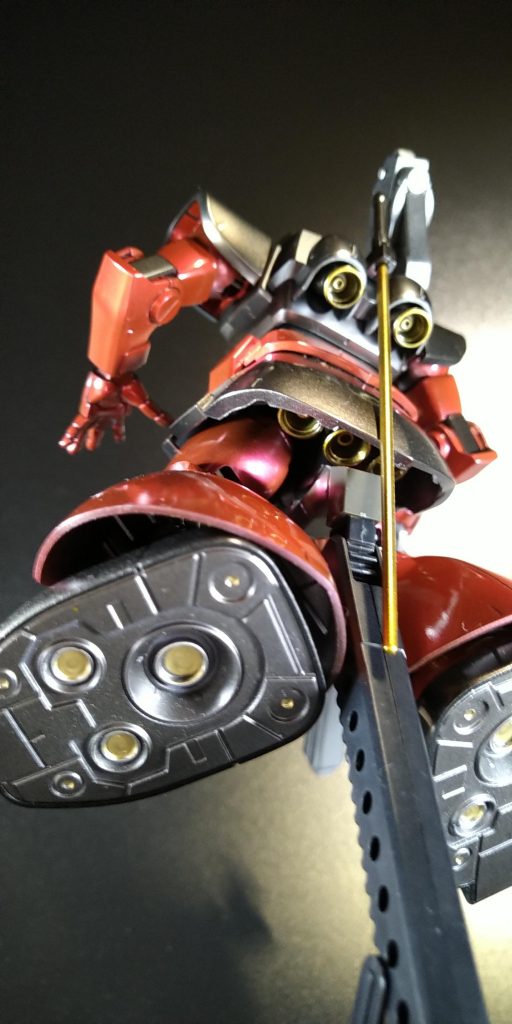 バーニアは元ネタのハイコンプロと同じくゴールド塗装　スカート等黒部分はスモークグレーのキャンディ塗装　胸部やビームバズはメタリック塗装です