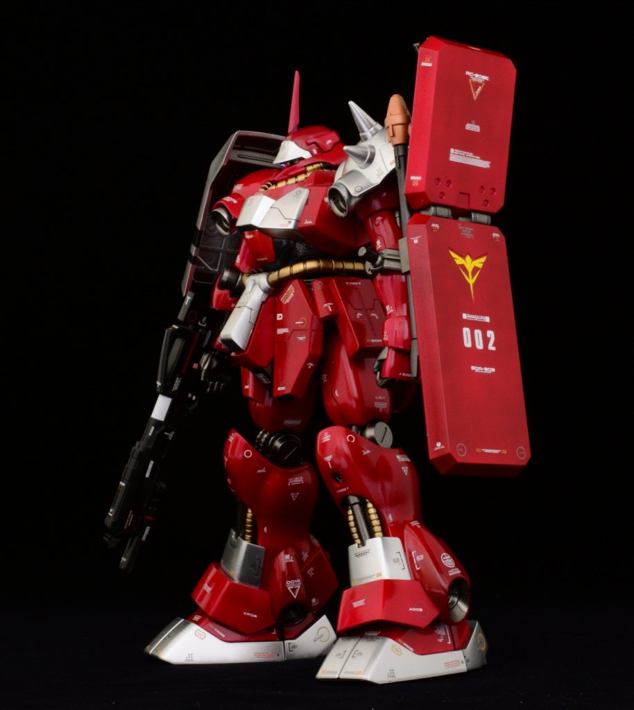 少々スジボリを追加しデカールを程よく貼っています。