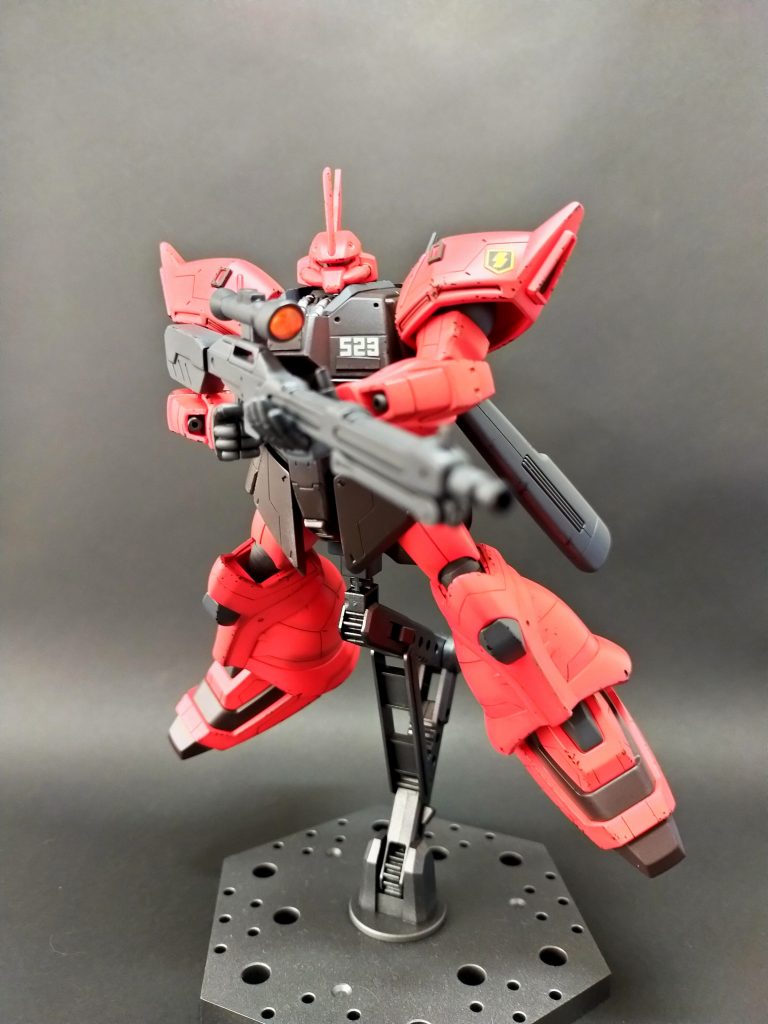 パッケージ風ポーズで。赤色の機体初めて作ったので調色出来るか不安でしたが良い色になったかと。シャドーかけとチッピングもやりましたけどチッピングは要らなかったような…