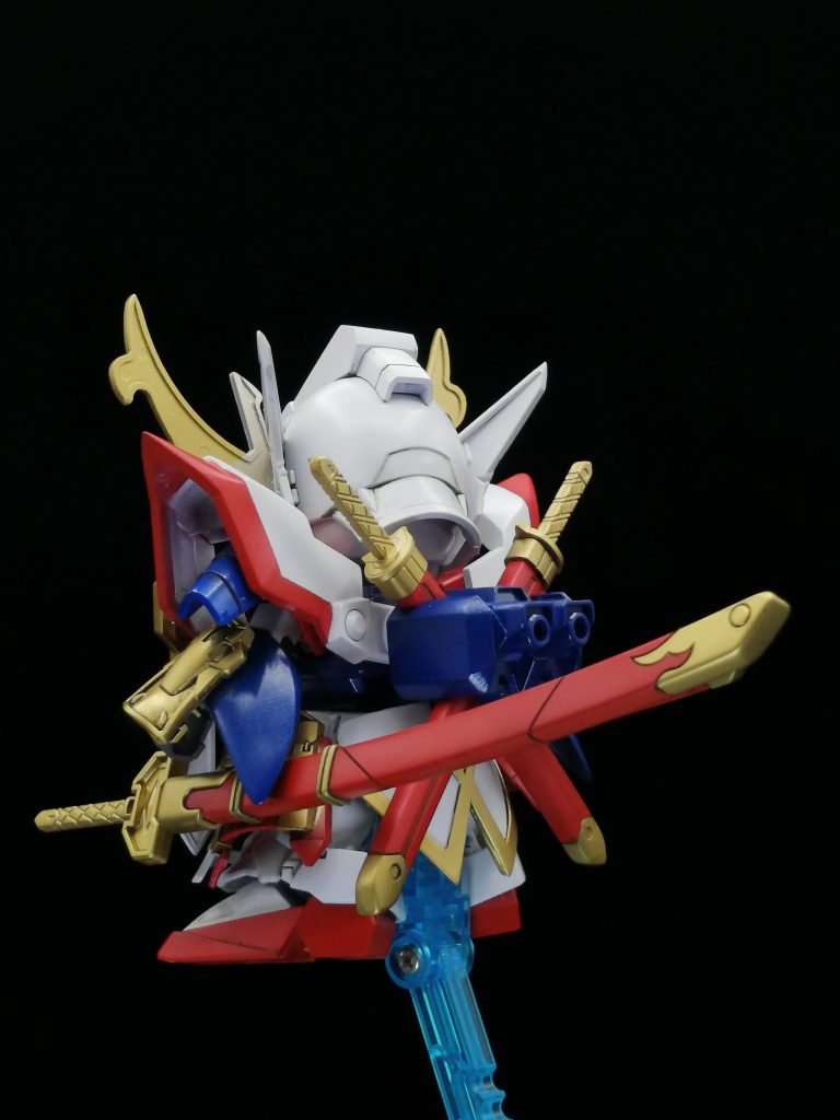 袖っぽいパーツをパテで成型お尻のパーツをプラ板でスクラッチしています。