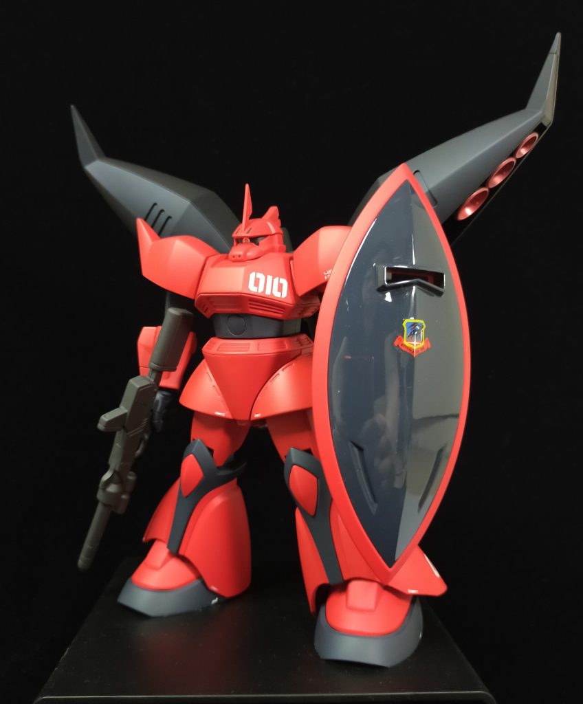 ・モノアイレールを2.5mmまで開口して、裏にラピーテープを貼ったHアイズを埋込み・肩、ライフルは合わせ目消し・脚部はマスキングでの塗り分け・握り手はビルドハンズを使用(軸を瞬着で太らせています)・頭部ブレードをシャープ化・デカールベルテクス、鋼魂、ハイキューパーツ、ガンダムデカールを組みわせています。・シールドはクリアーを重ねて研ぎ出しを行い、鏡面仕上げに