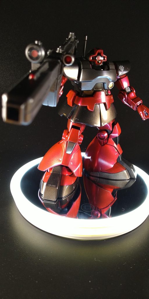 赤部分は黒下地からのシルバー→リニューアル版水性ホビーカラーのクリアレッドでキャンディ塗装　ダイソーの500円ライト付きミラーは神