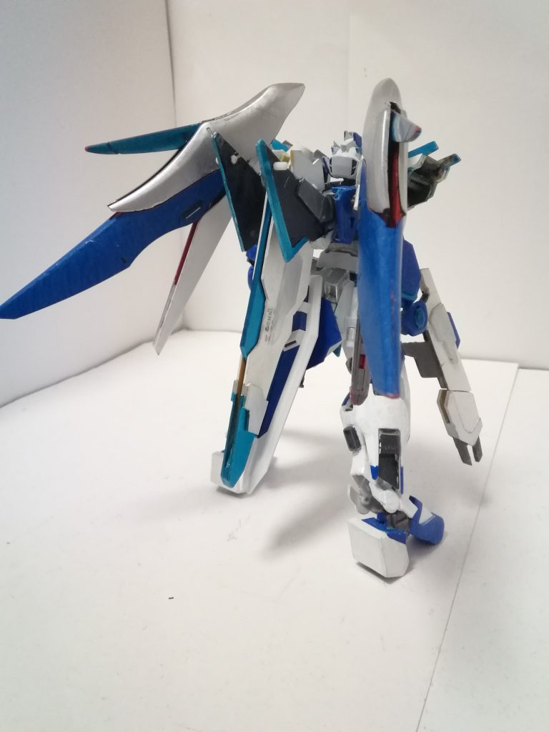 前後ですバックパック中央には武装マウントラッチと特殊なスラスターユニットがありそれを補助するために左右にデスティニーの改良型のウイングスラスターがついています